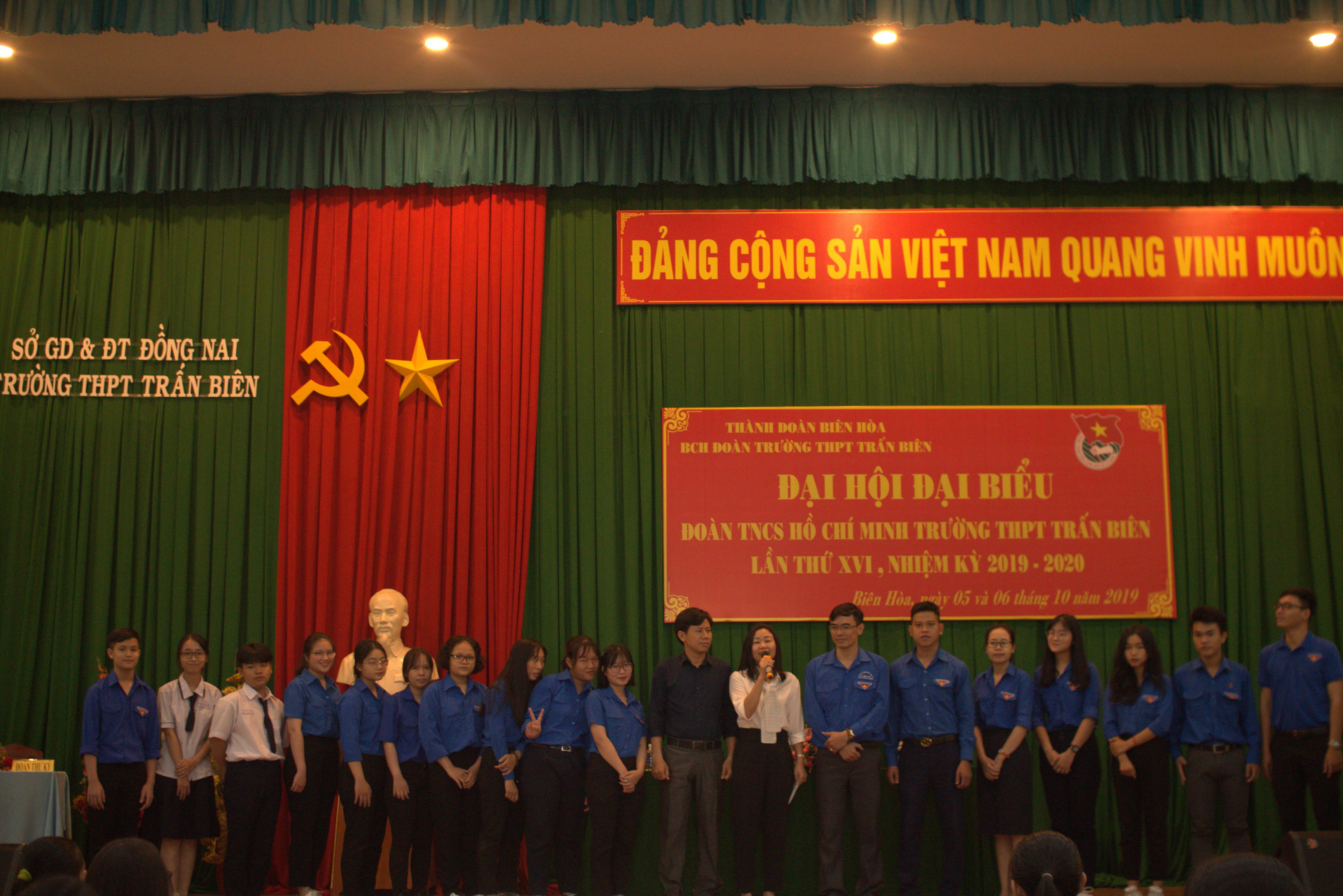 BCH NK 2019-2020 ra mắt và chụp hình lưu niệm cùng đại biểu