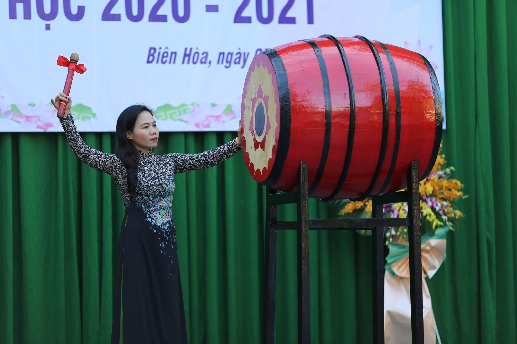Cô Phạm Thị Thanh Hà - Bí thư chi bộ - Hiệu trưởng, đánh trống khai giảng năm học mới